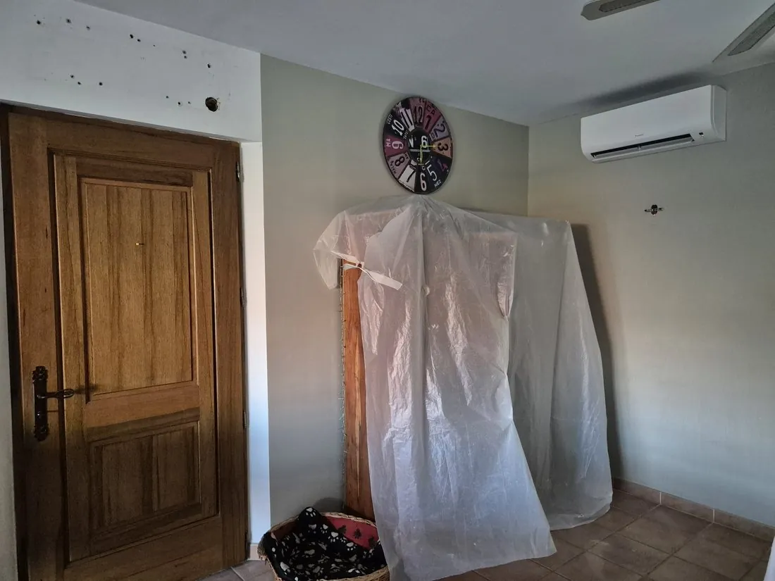 Après : évaporateur déplacé sur le mur opposé, côté fenêtre