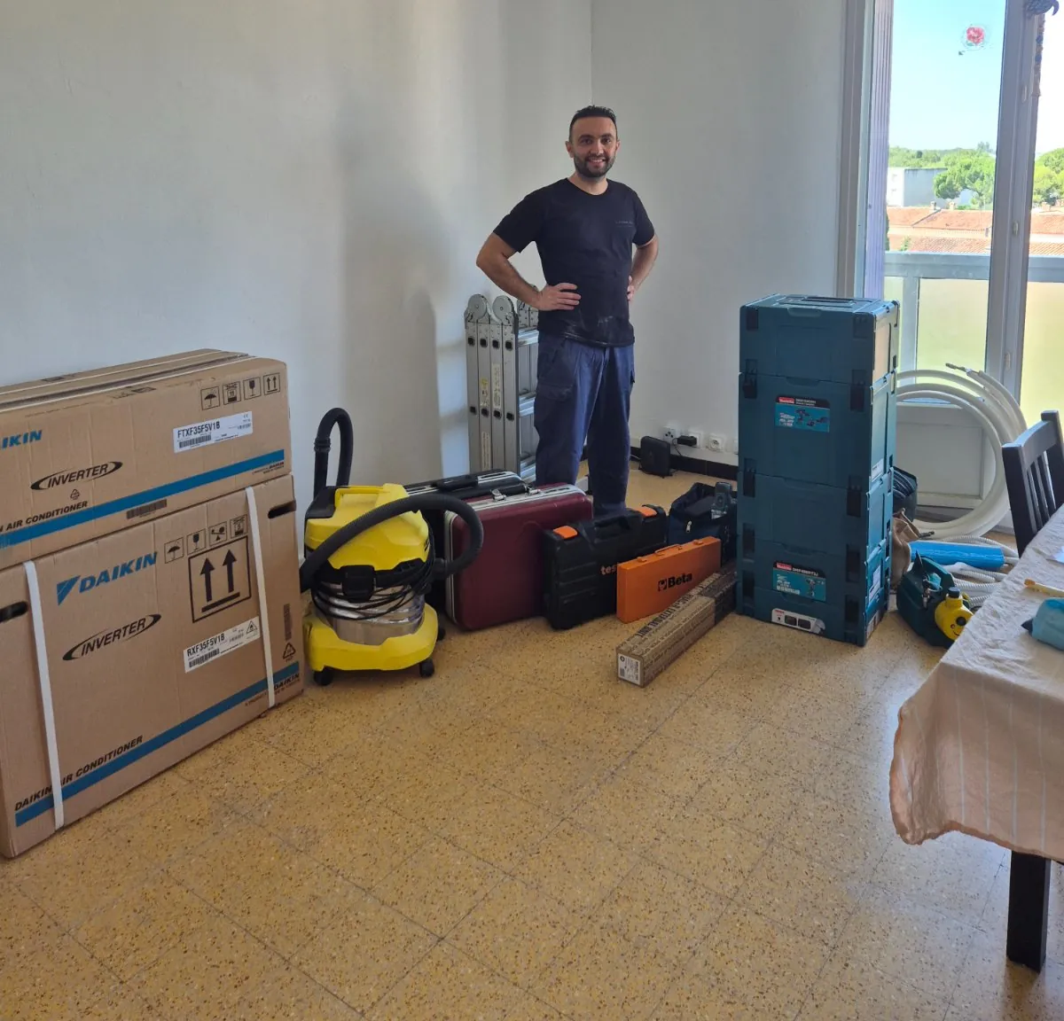 Santiago Anton sur un chantier d'installation de climatisation