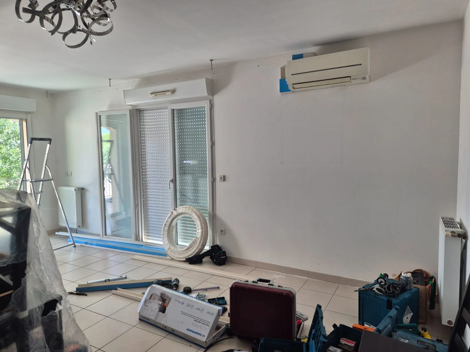 Chantier d'installation d'une climatisation réversible
