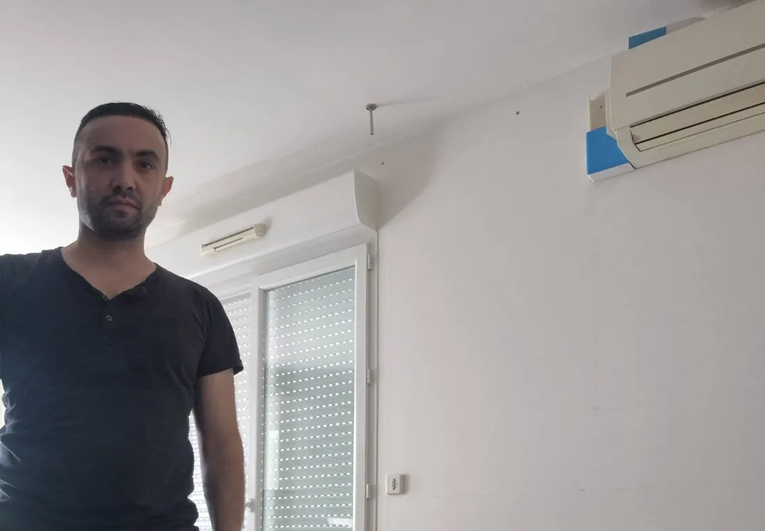 Santiago Anton en intervention de dépannage sur une climatisation