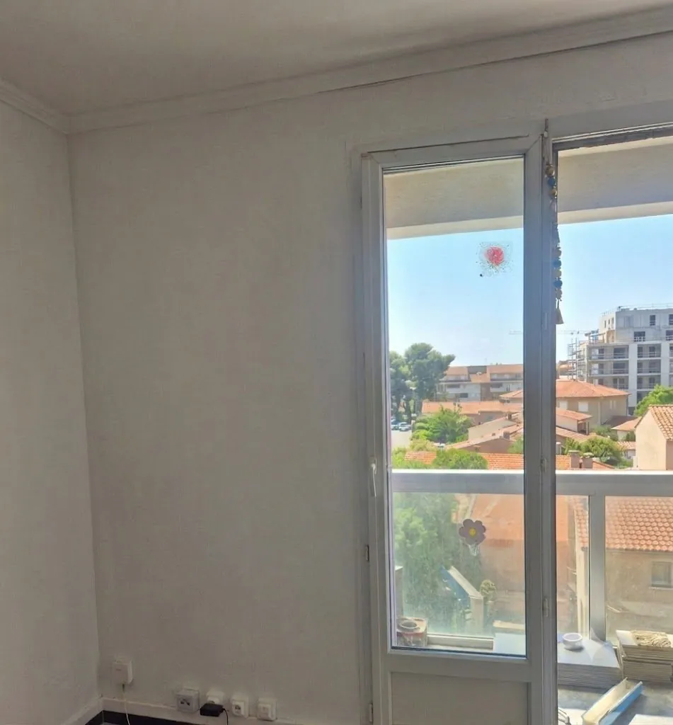 Avant : mur nu, sans climatisation