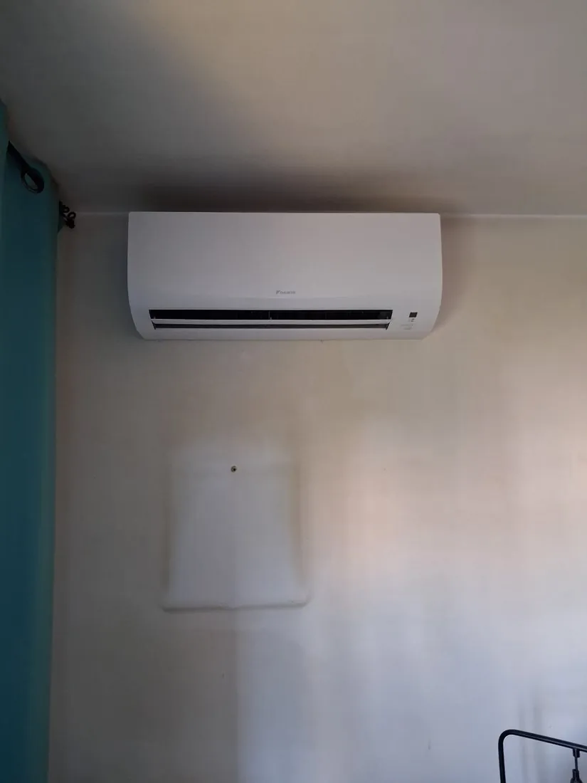 Après : unité murale Daikin posée et finie