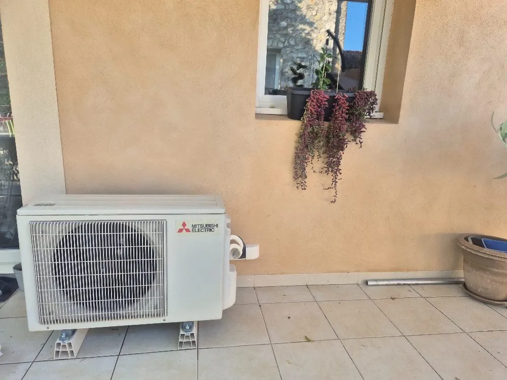 Après : unité Mitsubishi Electric déplacée et posée sur plots