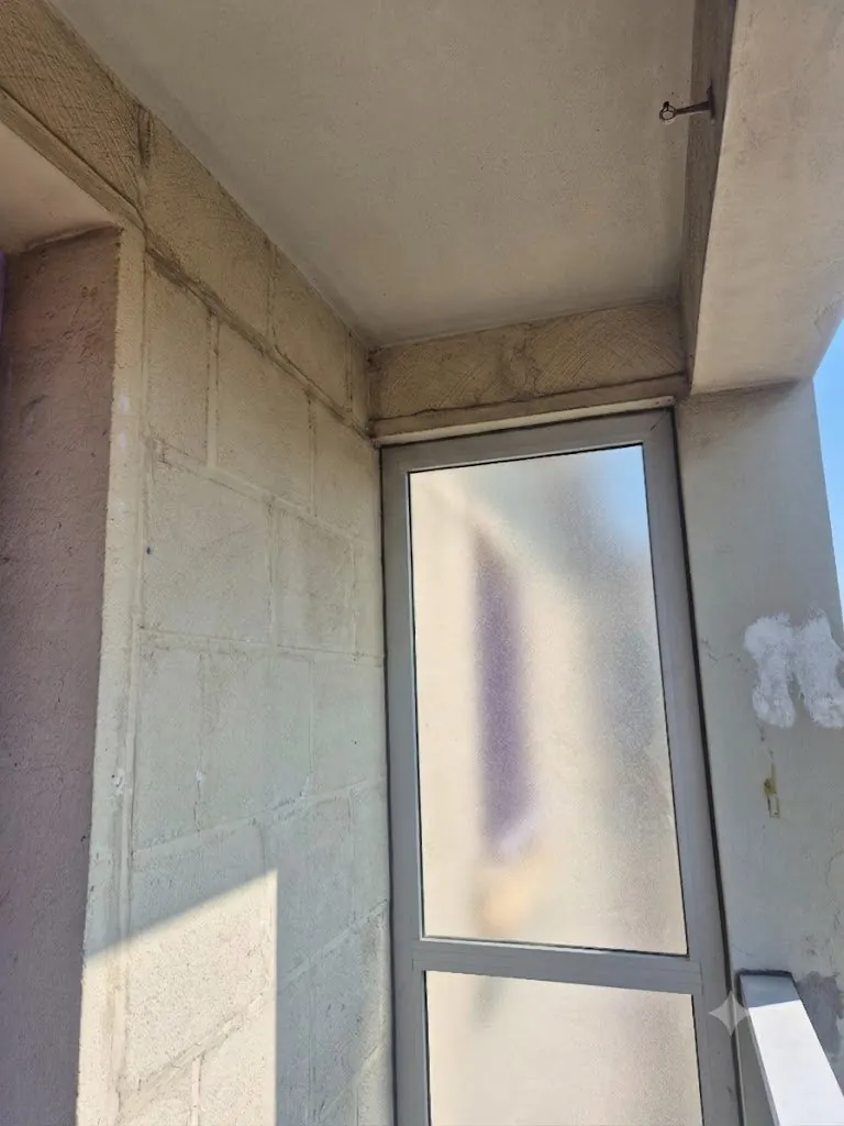 Avant : balcon sans climatisation
